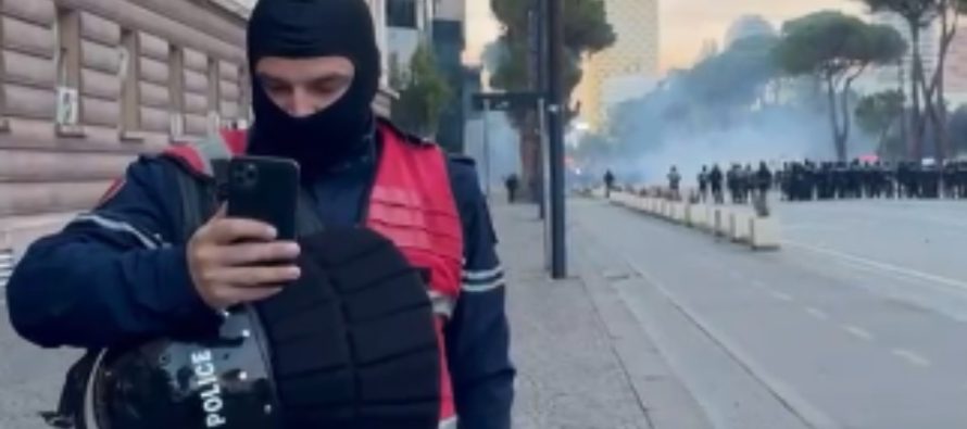 Tirana mes flakës e tymit, shkatërrim bankash e plaçkitje biznesesh private, përplasje e protestuesve me policinë