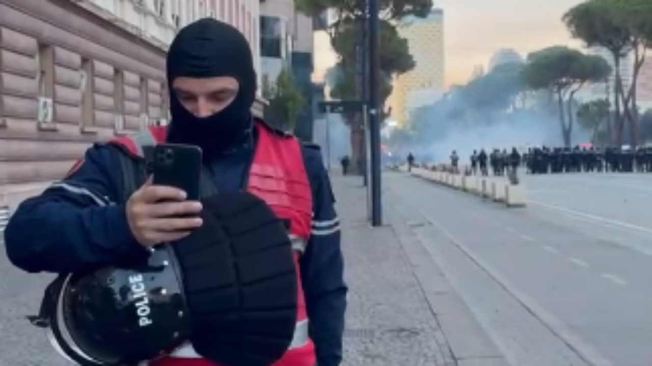 Tirana mes flakës e tymit  shkatërrim bankash e plaçkitje biznesesh private  përplasje e protestuesve me policinë