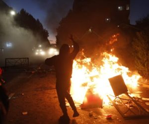 Tensionet në Tiranë, gazetari: Policët civilë nisin shoqërimet e protestuesve