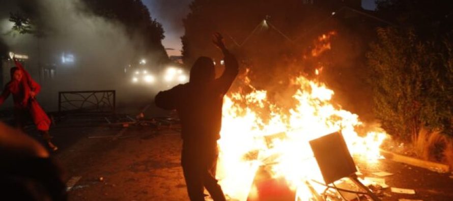 Tensionet në Tiranë, gazetari: Policët civilë nisin shoqërimet e protestuesve