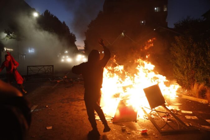 Tensionet në Tiranë  gazetari  Policët civilë nisin shoqërimet e protestuesve