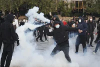 13 persona të plagosur nga protesta, protestuesi i dëmtuar në sy jashtë rrezikut për jetën, mes tyre edhe efektivë policie