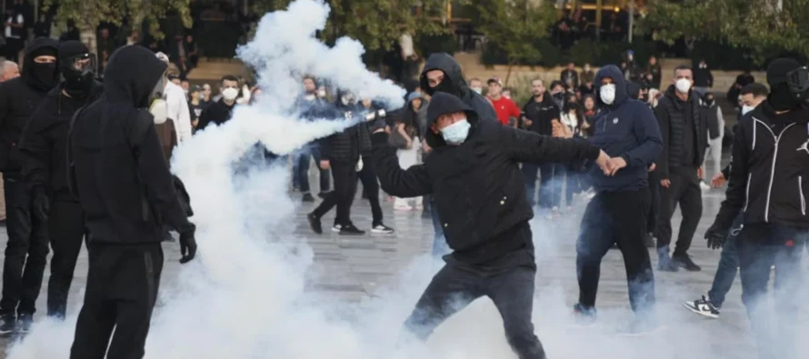13 persona të plagosur nga protesta, protestuesi i dëmtuar në sy jashtë rrezikut për jetën, mes tyre edhe efektivë policie