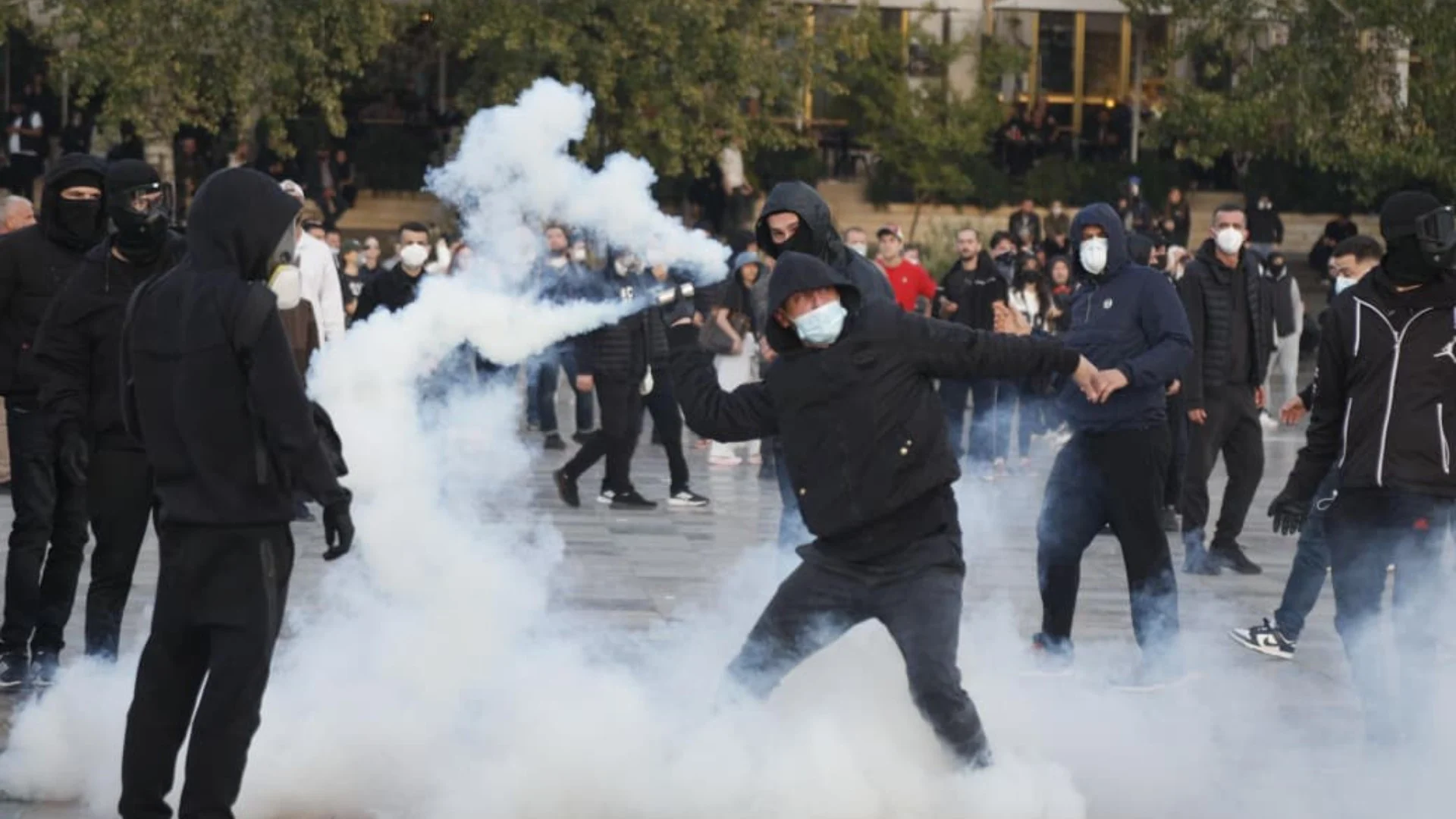 13 persona të plagosur nga protesta  protestuesi i dëmtuar në sy jashtë rrezikut për jetën  mes tyre edhe efektivë policie