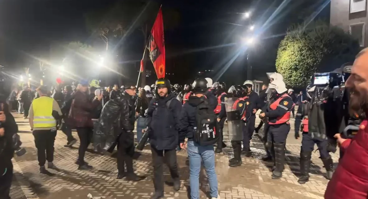 Tiranë   Studentët përzunë deputetët e opozitës  sulme me gurë e molotovë ndaj institucioneve qeveritare