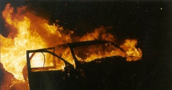 Digjen dy vetura në Aerodrom të Shkupit, njëra shkatërrohet plotësisht